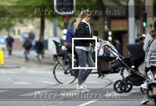 Amsterdam 2 mei 2020
Renee Gunning achter de kinderwagen.