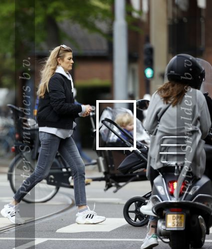 Amsterdam 2 mei 2020
Renee Gunning achter de kinderwagen.