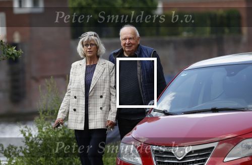 Amsterdam 23 mei 2020
Rob v d Meeberg met zijn vrouw op straat in Amsterdam zuid