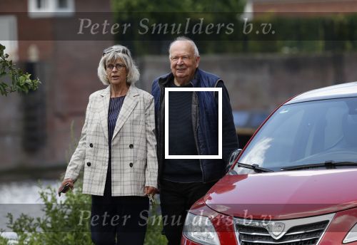 Amsterdam 23 mei 2020
Rob v d Meeberg met zijn vrouw op straat in Amsterdam zuid