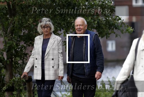 Amsterdam 23 mei 2020
Rob v d Meeberg met zijn vrouw op straat in Amsterdam zuid