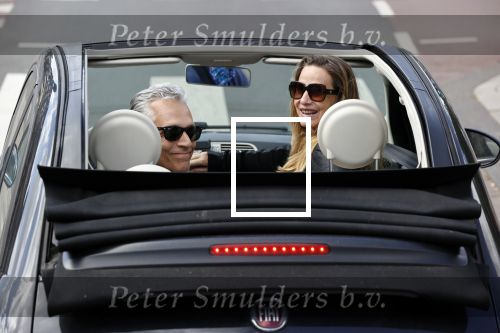 Amsterdam 23 mei 2020
Robert Schoemacher met zijn vrouw Claudia in hun fiat 500 cabrio.
