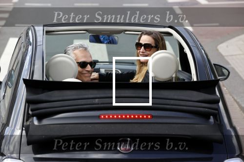 Amsterdam 23 mei 2020
Robert Schoemacher met zijn vrouw Claudia in hun fiat 500 cabrio.
