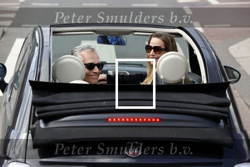 Amsterdam 23 mei 2020
Robert Schoemacher met zijn vrouw Claudia in hun fiat 500 cabrio.