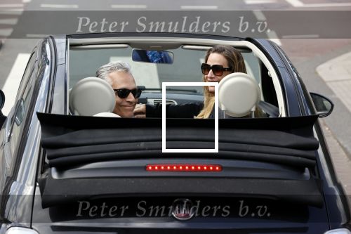 Amsterdam 23 mei 2020
Robert Schoemacher met zijn vrouw Claudia in hun fiat 500 cabrio.