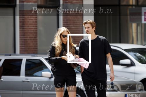 Amsterdam 23 mei 2020
Romee Strijd en haar man  Laurens van Leeuwen in Amsterdam zuid.