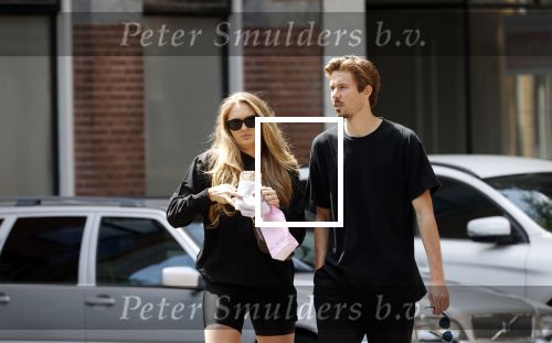 Amsterdam 23 mei 2020
Romee Strijd en haar man  Laurens van Leeuwen in Amsterdam zuid.