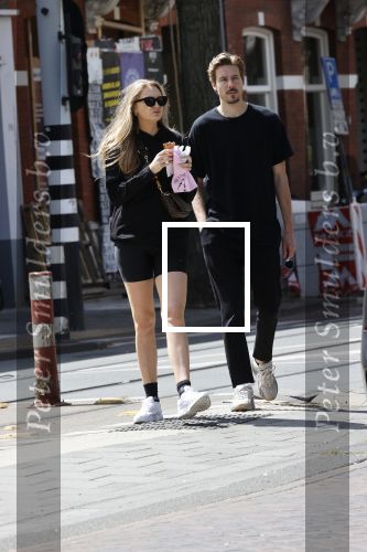 Amsterdam 23 mei 2020
Romee Strijd en haar man  Laurens van Leeuwen in Amsterdam zuid.