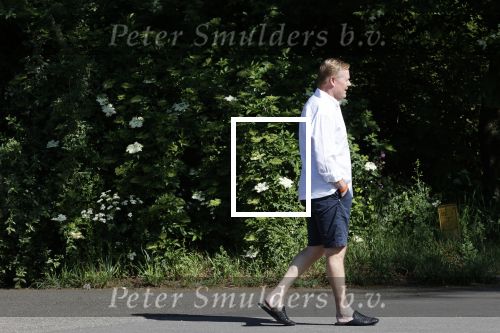 Naarden 9 mei 2020
Ronald Koeman wandelend op straat een paar dagen na zijn ziekenhuis opname
