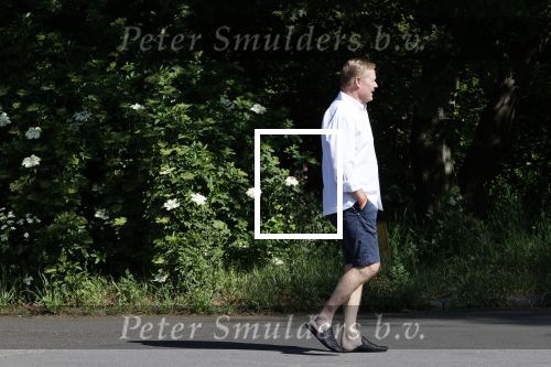 Naarden 9 mei 2020
Ronald Koeman wandelend op straat een paar dagen na zijn ziekenhuis opname