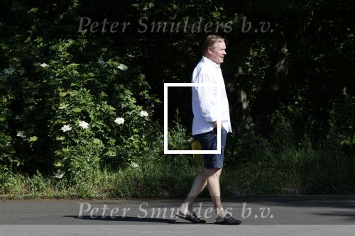 Naarden 9 mei 2020
Ronald Koeman wandelend op straat een paar dagen na zijn ziekenhuis opname