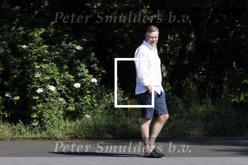 Naarden 9 mei 2020
Ronald Koeman wandelend op straat een paar dagen na zijn ziekenhuis opname
