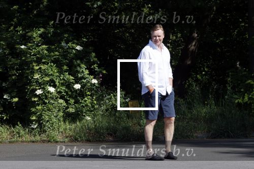 Naarden 9 mei 2020
Ronald Koeman wandelend op straat een paar dagen na zijn ziekenhuis opname