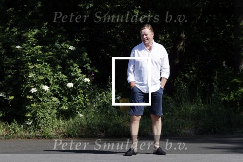 Naarden 9 mei 2020
Ronald Koeman wandelend op straat een paar dagen na zijn ziekenhuis opname