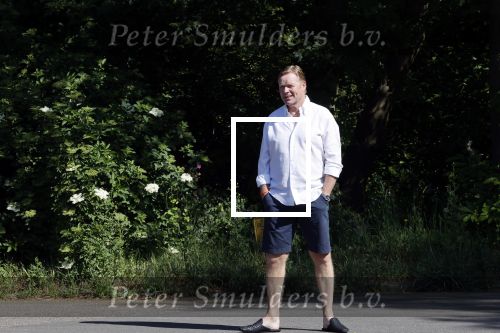 Naarden 9 mei 2020
Ronald Koeman wandelend op straat een paar dagen na zijn ziekenhuis opname