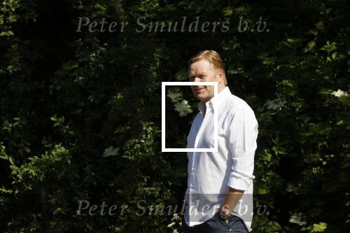Naarden 9 mei 2020
Ronald Koeman wandelend op straat een paar dagen na zijn ziekenhuis opname