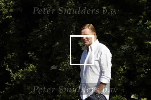 Naarden 9 mei 2020
Ronald Koeman wandelend op straat een paar dagen na zijn ziekenhuis opname