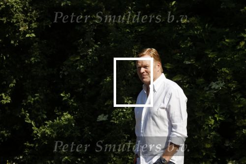Naarden 9 mei 2020
Ronald Koeman wandelend op straat een paar dagen na zijn ziekenhuis opname