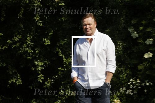 Naarden 9 mei 2020
Ronald Koeman wandelend op straat een paar dagen na zijn ziekenhuis opname