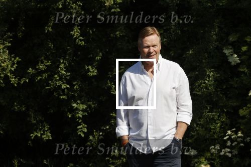 Naarden 9 mei 2020
Ronald Koeman wandelend op straat een paar dagen na zijn ziekenhuis opname