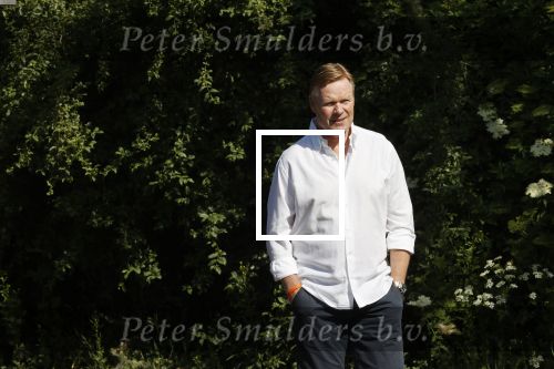 Naarden 9 mei 2020
Ronald Koeman wandelend op straat een paar dagen na zijn ziekenhuis opname