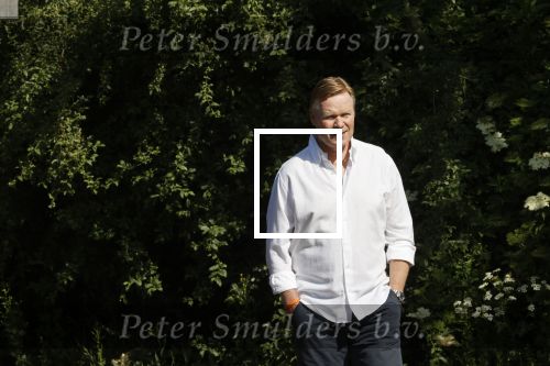 Naarden 9 mei 2020
Ronald Koeman wandelend op straat een paar dagen na zijn ziekenhuis opname