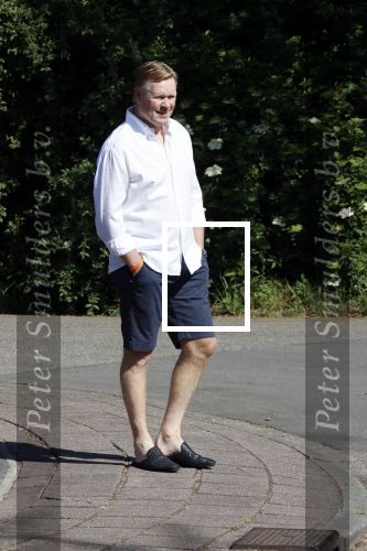 Naarden 9 mei 2020
Ronald Koeman wandelend op straat een paar dagen na zijn ziekenhuis opname