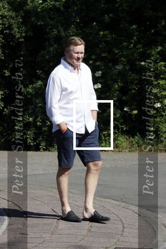Naarden 9 mei 2020
Ronald Koeman wandelend op straat een paar dagen na zijn ziekenhuis opname