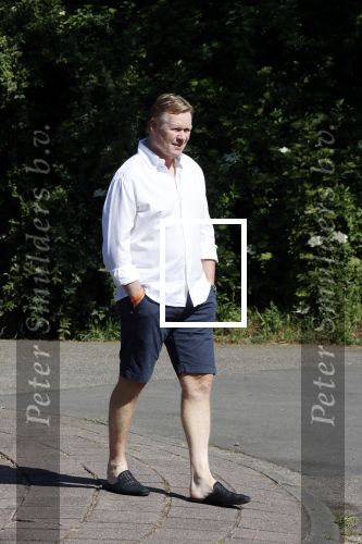 Naarden 9 mei 2020
Ronald Koeman wandelend op straat een paar dagen na zijn ziekenhuis opname