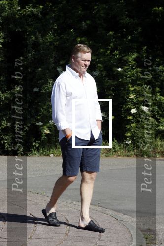 Naarden 9 mei 2020
Ronald Koeman wandelend op straat een paar dagen na zijn ziekenhuis opname