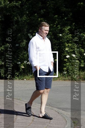 Naarden 9 mei 2020
Ronald Koeman wandelend op straat een paar dagen na zijn ziekenhuis opname