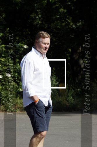 Naarden 9 mei 2020
Ronald Koeman wandelend op straat een paar dagen na zijn ziekenhuis opname
