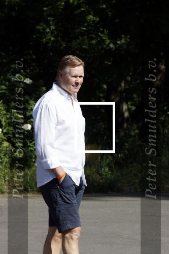 Naarden 9 mei 2020
Ronald Koeman wandelend op straat een paar dagen na zijn ziekenhuis opname