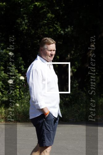 Naarden 9 mei 2020
Ronald Koeman wandelend op straat een paar dagen na zijn ziekenhuis opname