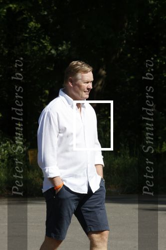 Naarden 9 mei 2020
Ronald Koeman wandelend op straat een paar dagen na zijn ziekenhuis opname