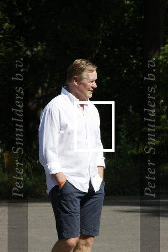 Naarden 9 mei 2020
Ronald Koeman wandelend op straat een paar dagen na zijn ziekenhuis opname