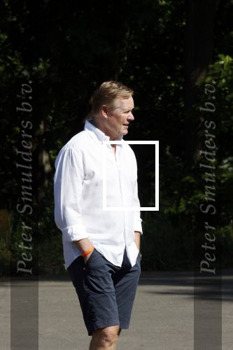 Naarden 9 mei 2020
Ronald Koeman wandelend op straat een paar dagen na zijn ziekenhuis opname