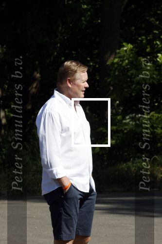 Naarden 9 mei 2020
Ronald Koeman wandelend op straat een paar dagen na zijn ziekenhuis opname