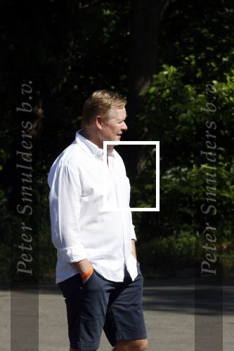 Naarden 9 mei 2020
Ronald Koeman wandelend op straat een paar dagen na zijn ziekenhuis opname