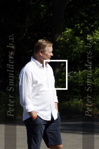 Naarden 9 mei 2020
Ronald Koeman wandelend op straat een paar dagen na zijn ziekenhuis opname