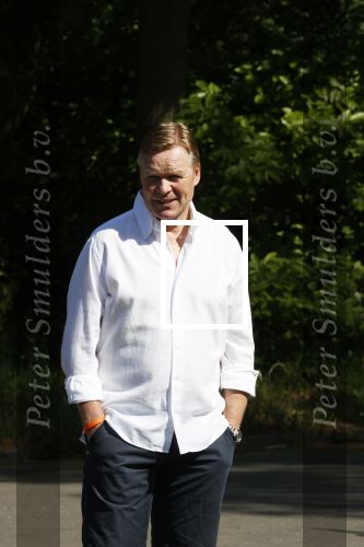 Naarden 9 mei 2020
Ronald Koeman wandelend op straat een paar dagen na zijn ziekenhuis opname