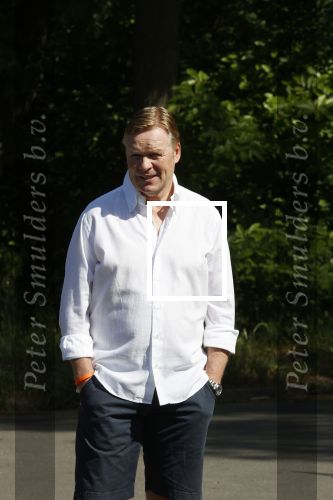 Naarden 9 mei 2020
Ronald Koeman wandelend op straat een paar dagen na zijn ziekenhuis opname