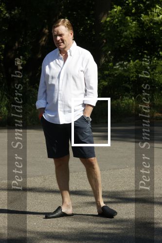 Naarden 9 mei 2020
Ronald Koeman wandelend op straat een paar dagen na zijn ziekenhuis opname