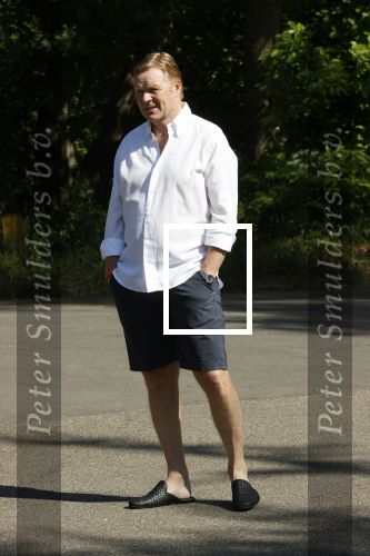 Naarden 9 mei 2020
Ronald Koeman wandelend op straat een paar dagen na zijn ziekenhuis opname