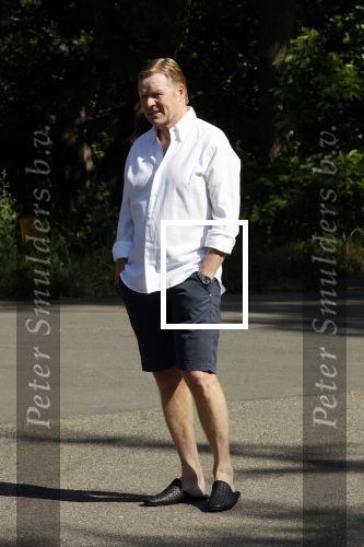 Naarden 9 mei 2020
Ronald Koeman wandelend op straat een paar dagen na zijn ziekenhuis opname