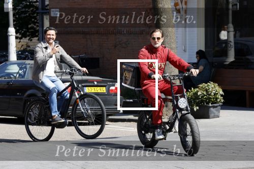 Amsterdam 9 mei 2020
Ronald de Boer brengt op fiets voor OGER een pakketje naar Johnny Heitinga.