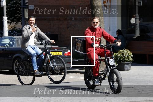 Amsterdam 9 mei 2020
Ronald de Boer brengt op fiets voor OGER een pakketje naar Johnny Heitinga.