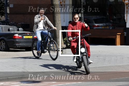 Amsterdam 9 mei 2020
Ronald de Boer brengt op fiets voor OGER een pakketje naar Johnny Heitinga.