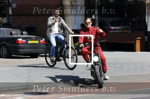Amsterdam 9 mei 2020
Ronald de Boer brengt op fiets voor OGER een pakketje naar Johnny Heitinga.