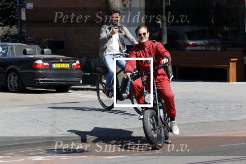 Amsterdam 9 mei 2020
Ronald de Boer brengt op fiets voor OGER een pakketje naar Johnny Heitinga.